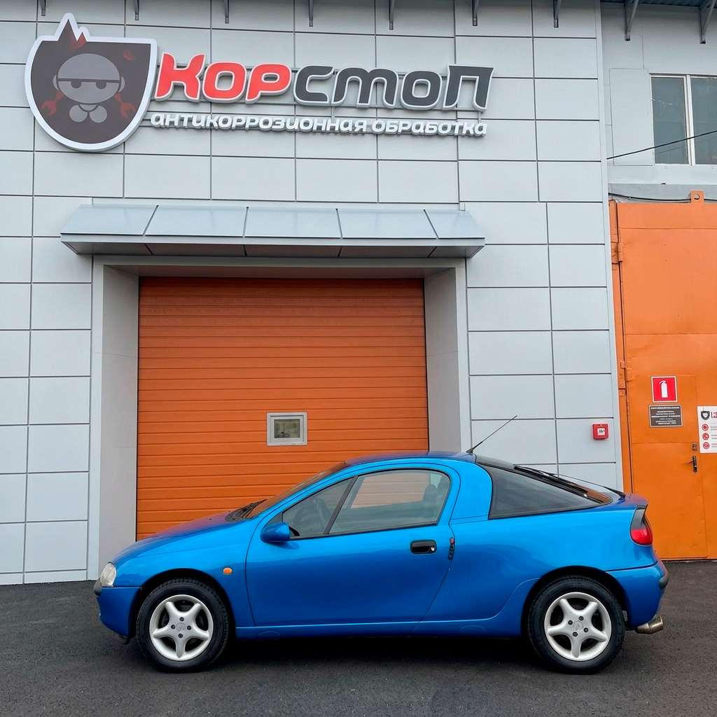 Opel Tigra 1998 года выпуска перед антикоррозийной обработкой в центре КорСтоп